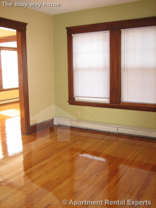 4 Goldsmith Ave, Tufts