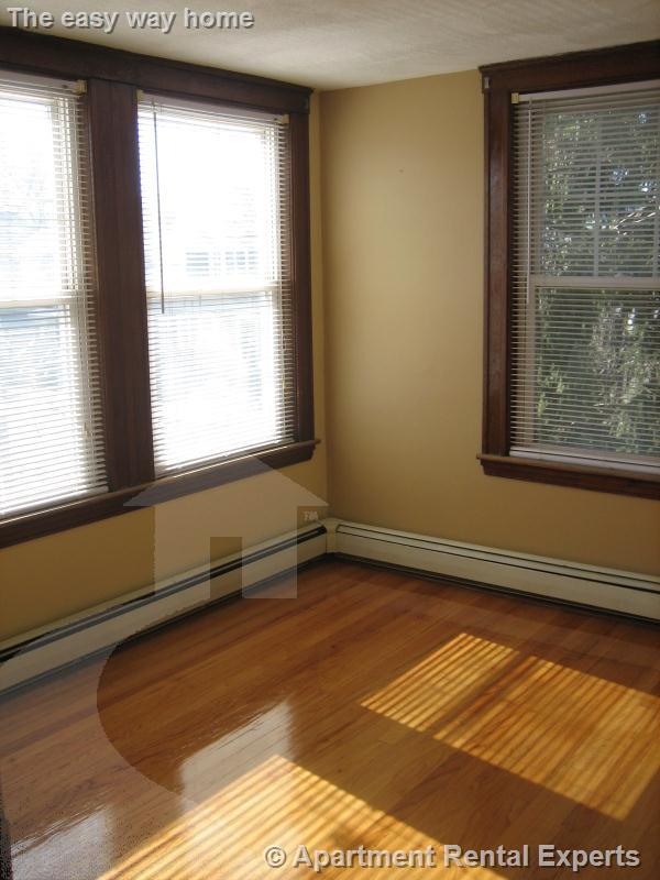 4 Goldsmith Ave, Tufts