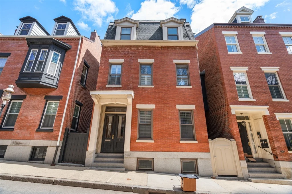 37 Mount Vernon St, Charlestown