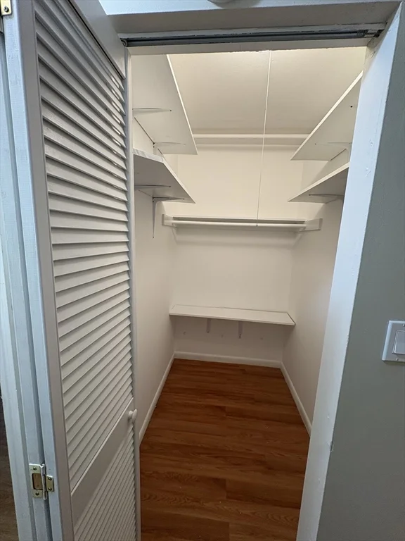 10 Longwood Dr, Andover