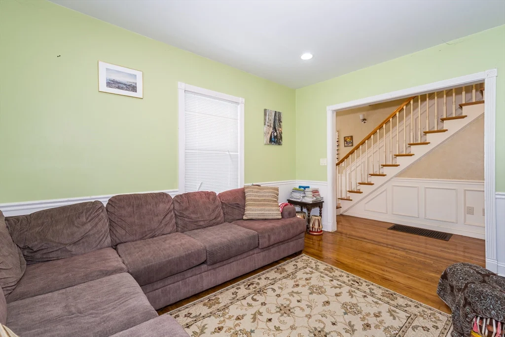 26 Pine St, Natick