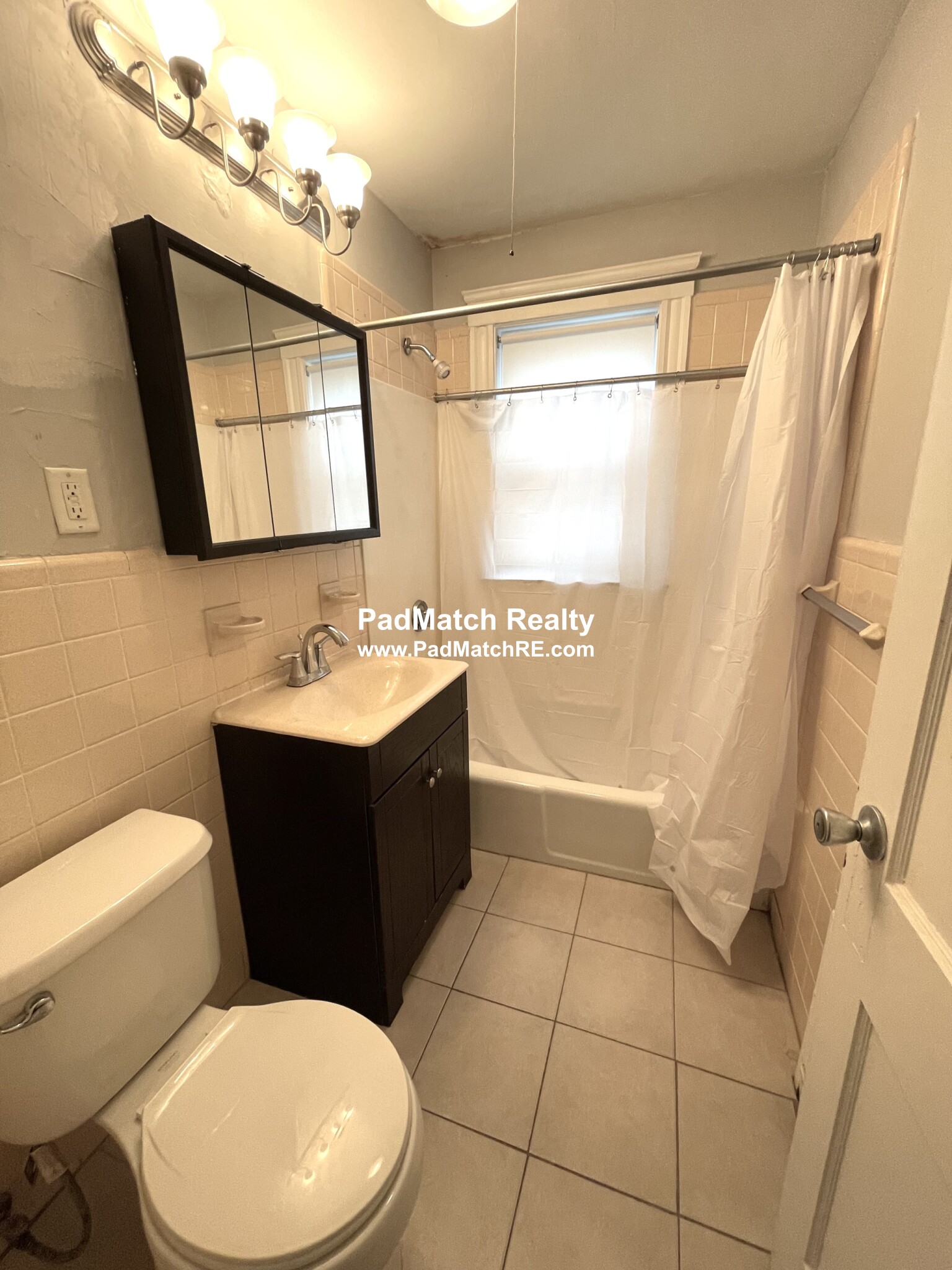 136 Arlington St, Oak Square