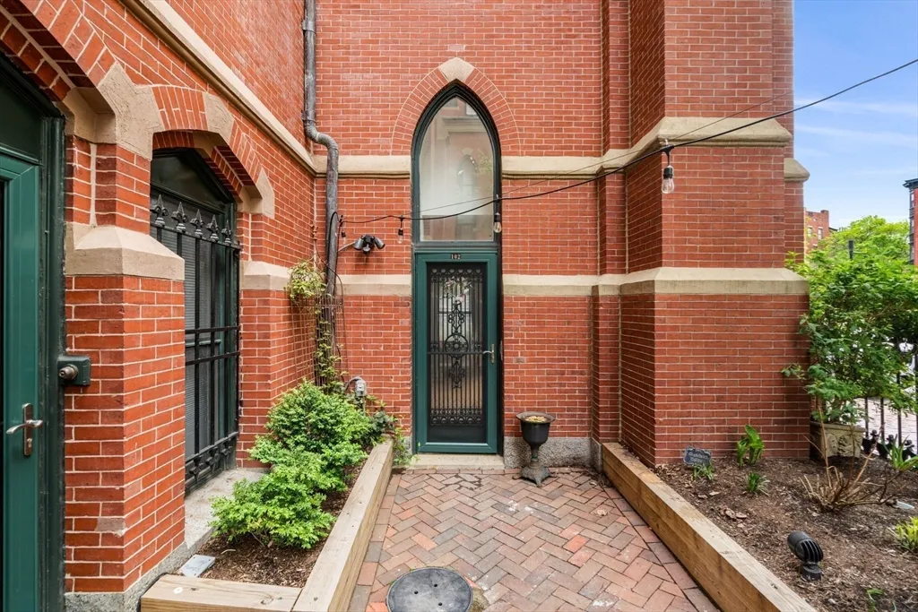 2 Clarendon St, South End