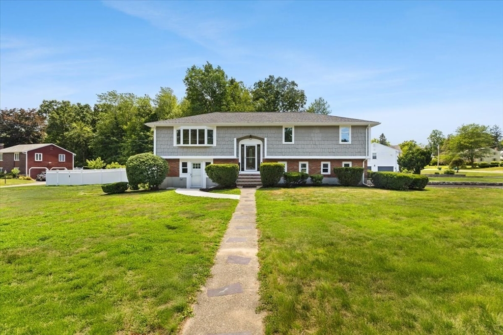 19 Coach Ln, Norwood