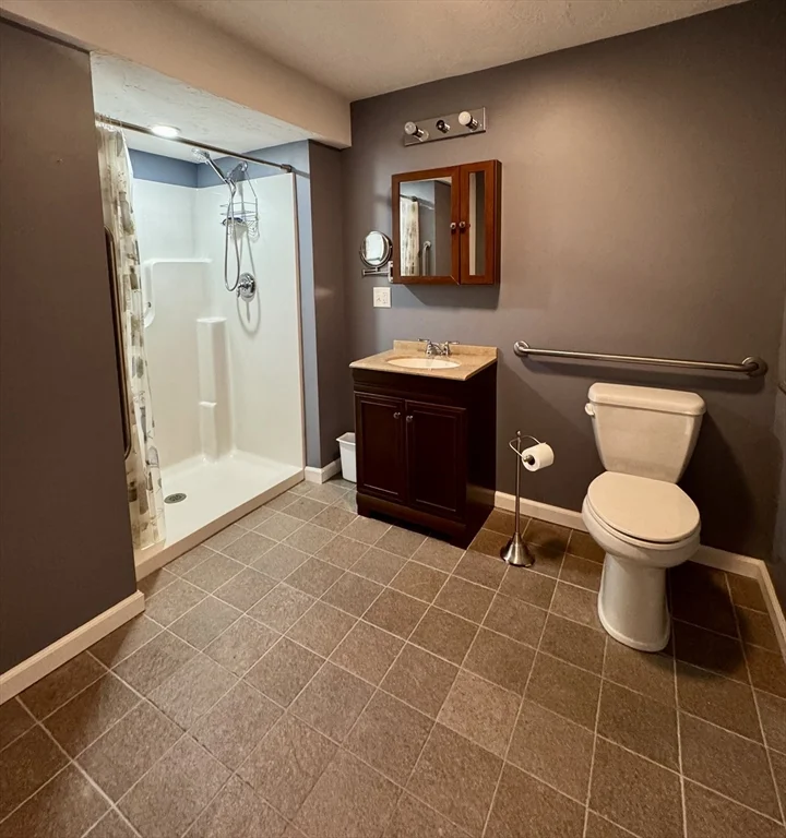 38 North Main St, Carver