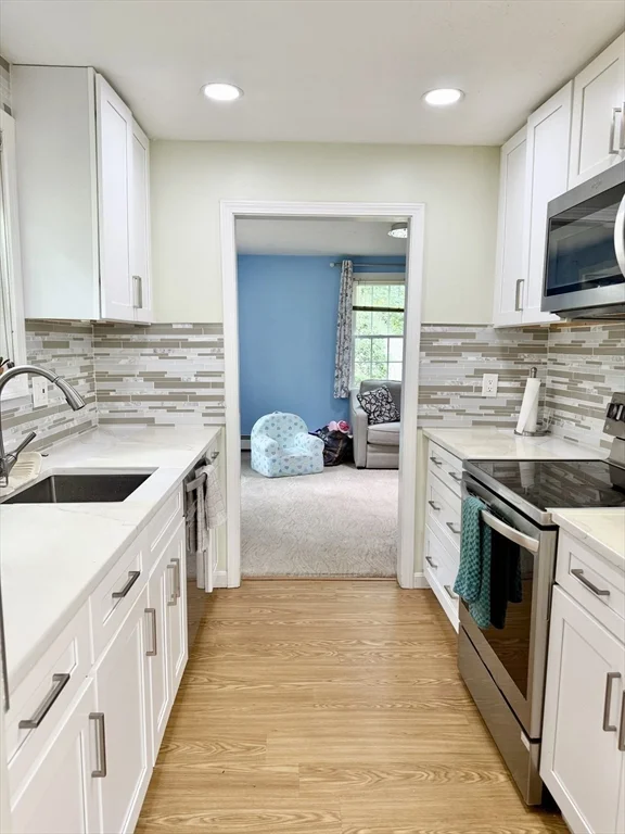 25 Homeward Ln, Natick