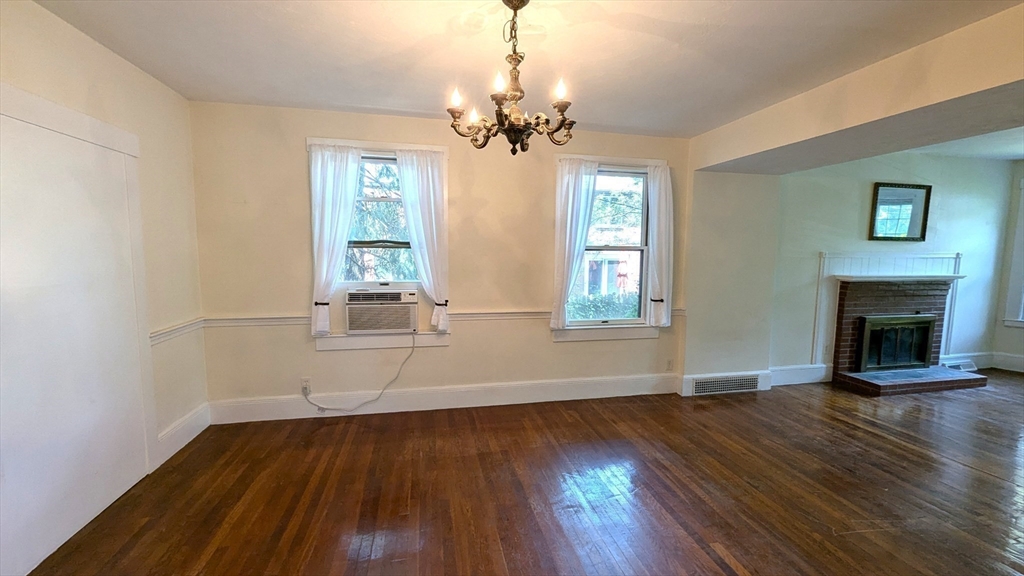 26 Oak St, Wellesley