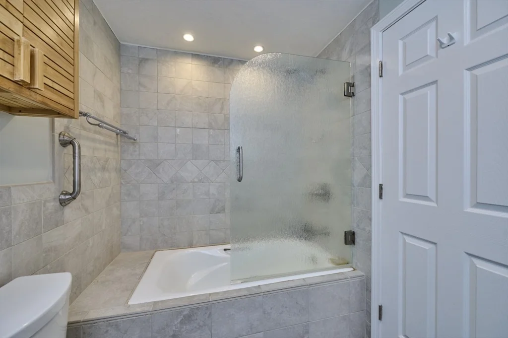 27 Cranberry Ln, Burlington