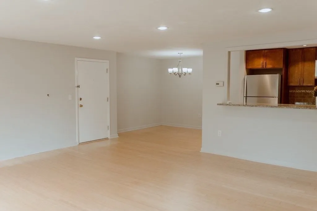 16 Williamsburg Ct, Shrewsbury