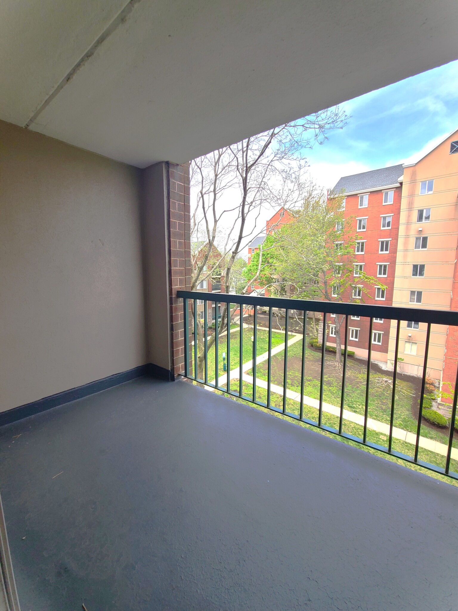 1 South Point Dr, Dorchester