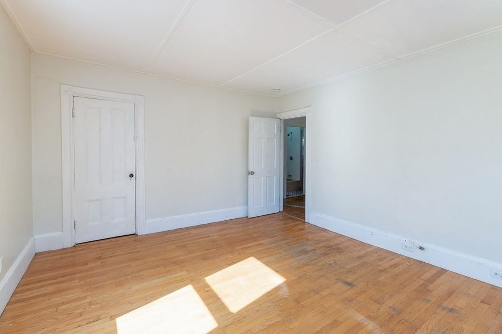 40 Montfern Ave, Oak Square