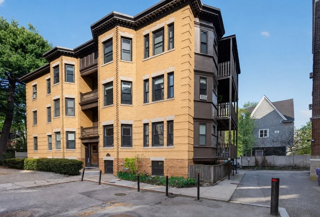 17 Park Vale, Coolidge Corner