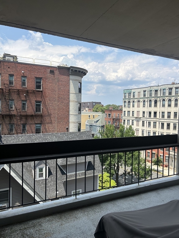 872 Massachusetts Ave, Riverside