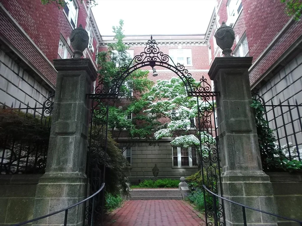 4 Washington Ave, Neighborhood Nine