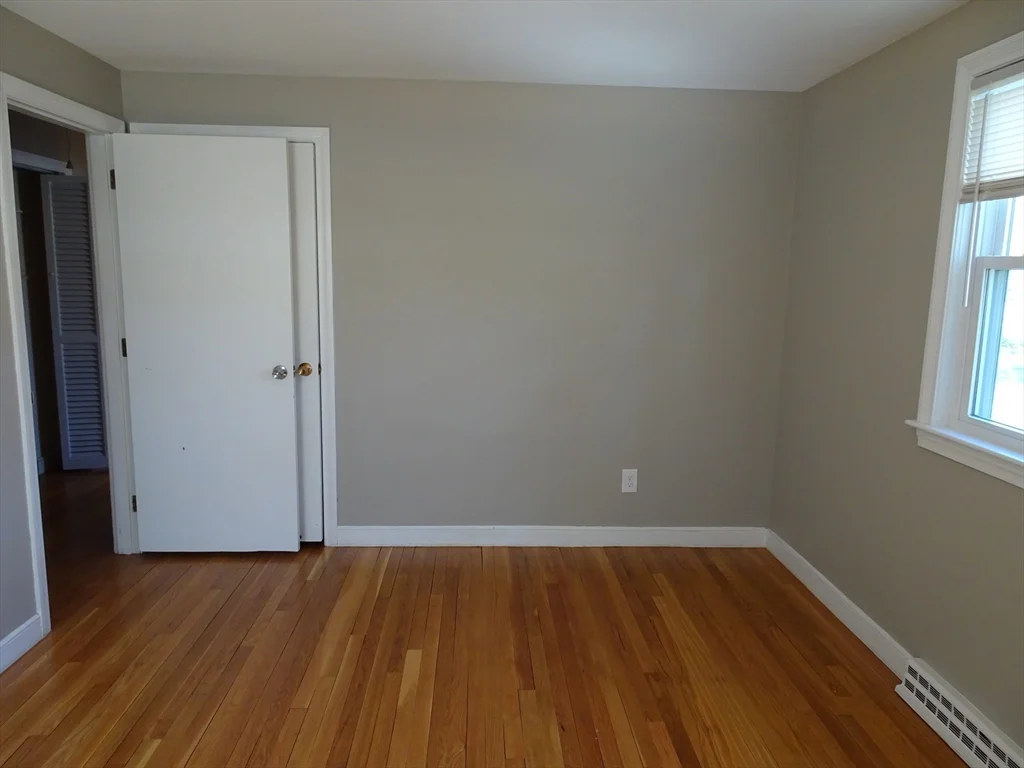 2 Lantern Ln, Burlington