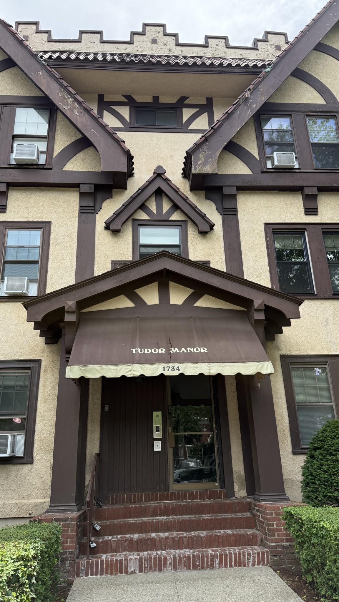 1734 Commonwealth Ave, Brighton