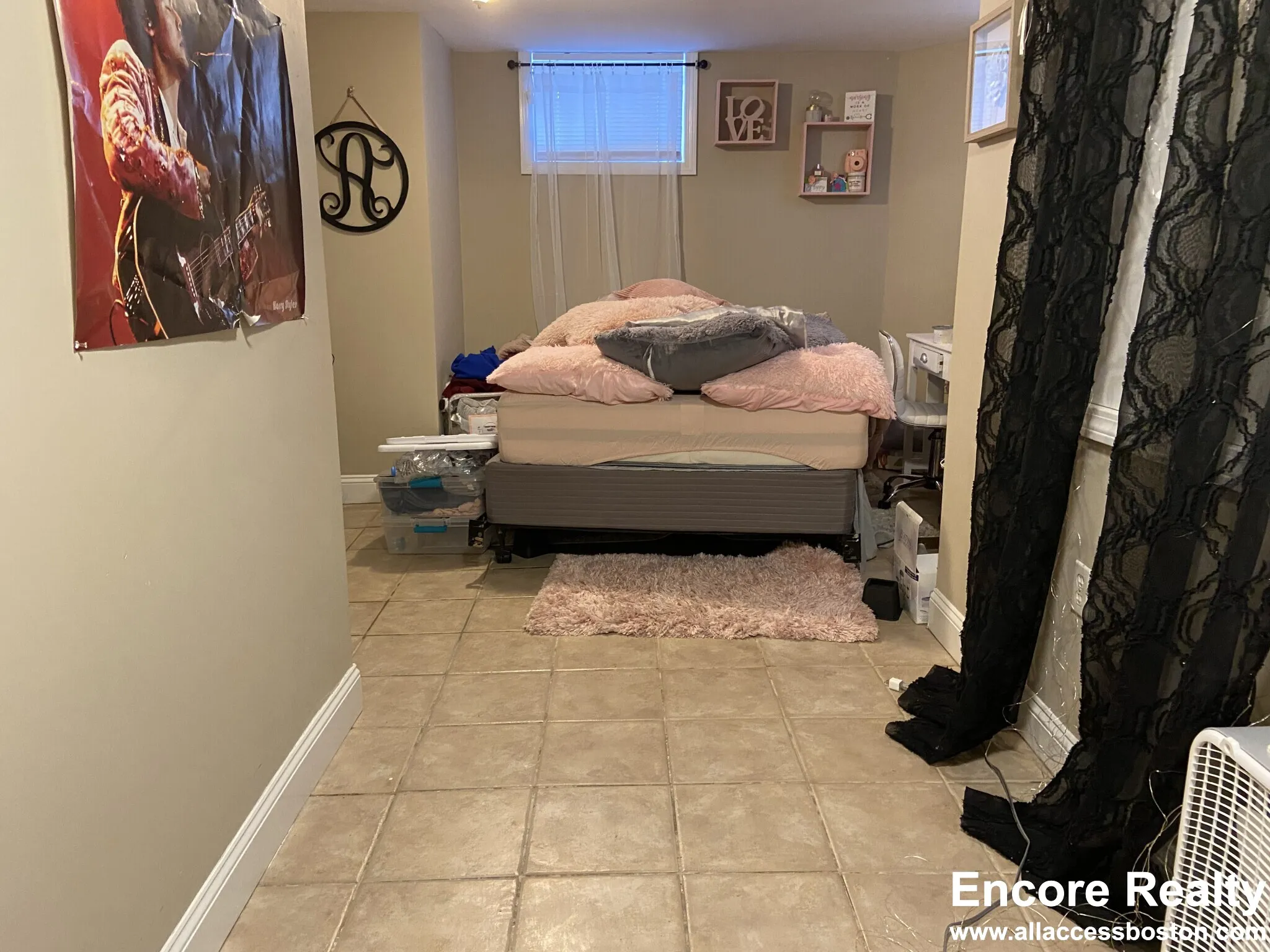 8 Sunset St, Mission Hill