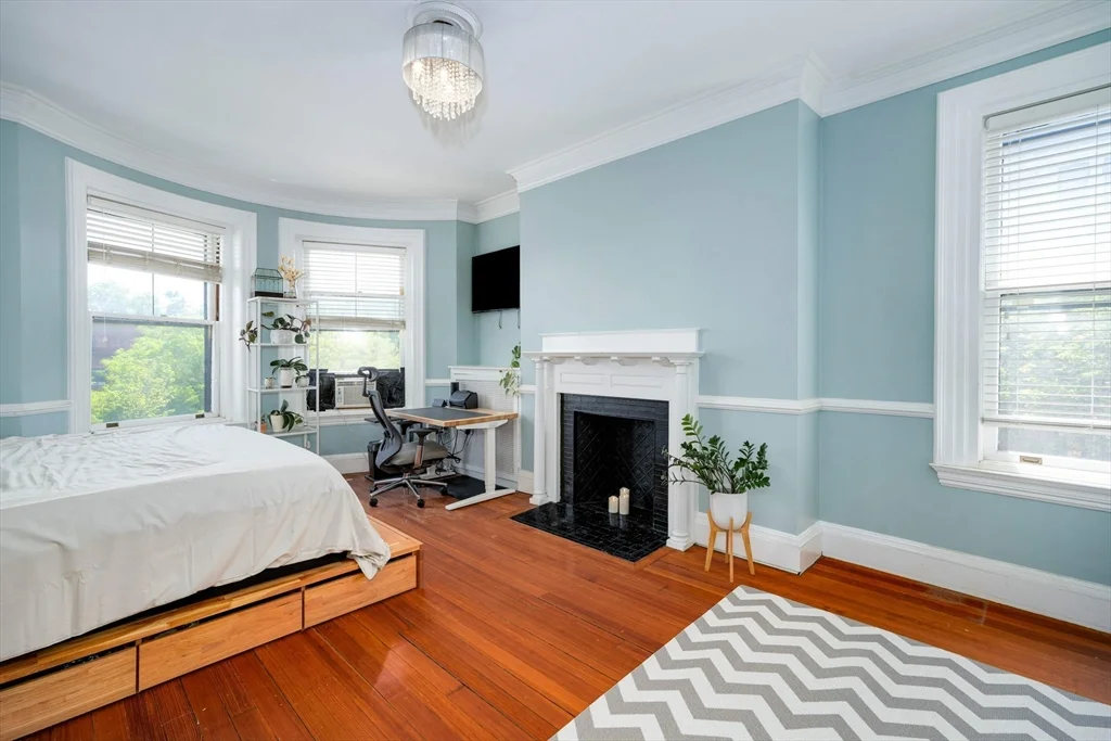 1064 Beacon St, Longwood