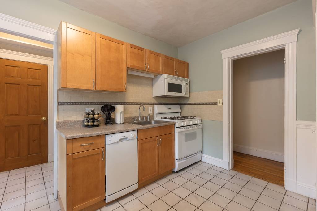 4 bed, 1 bath apartment for rent at 104 Toxteth Unit 2, Longwood — photo 9 of 10