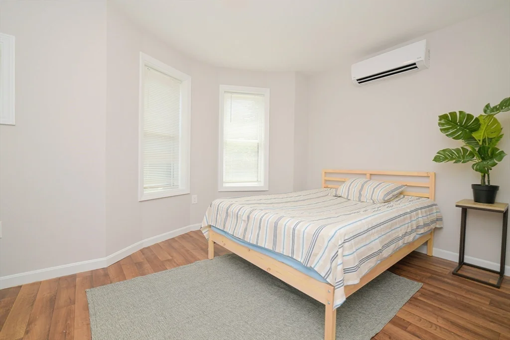 23 Warwick, Roxbury