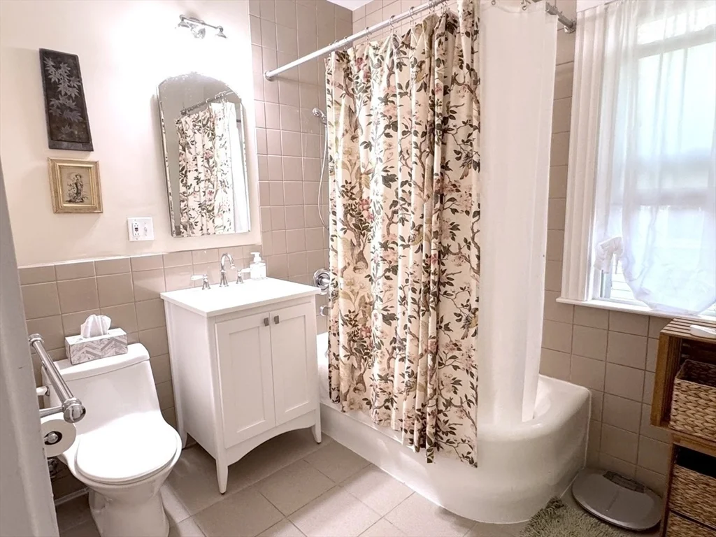 82 Stearns Rd, Longwood