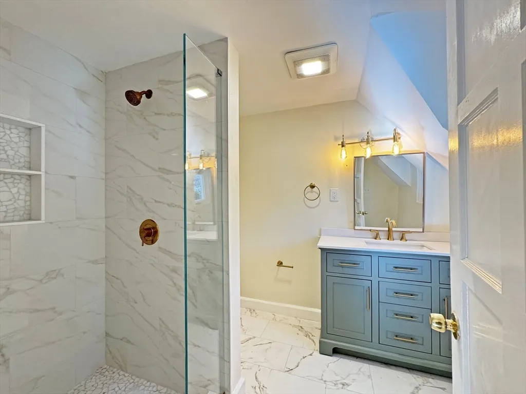 280 Quinobequin Rd, Waban