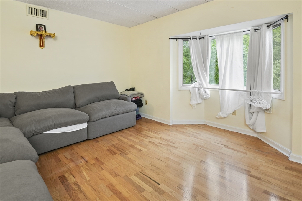 55 Angleside Rd, Waltham