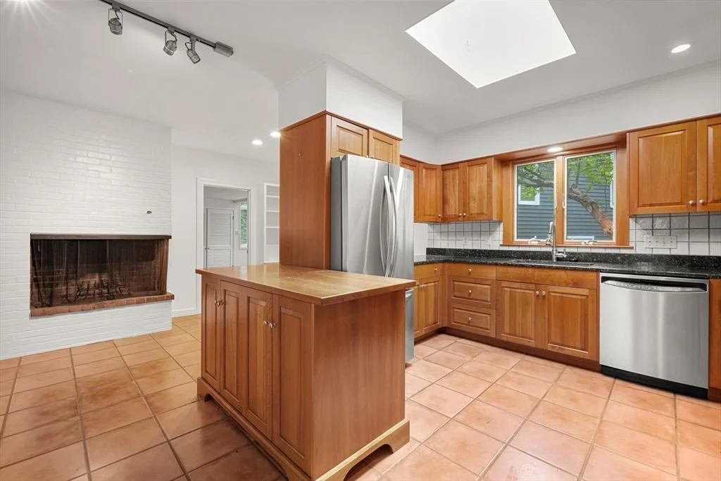 188 Country Dr, Weston