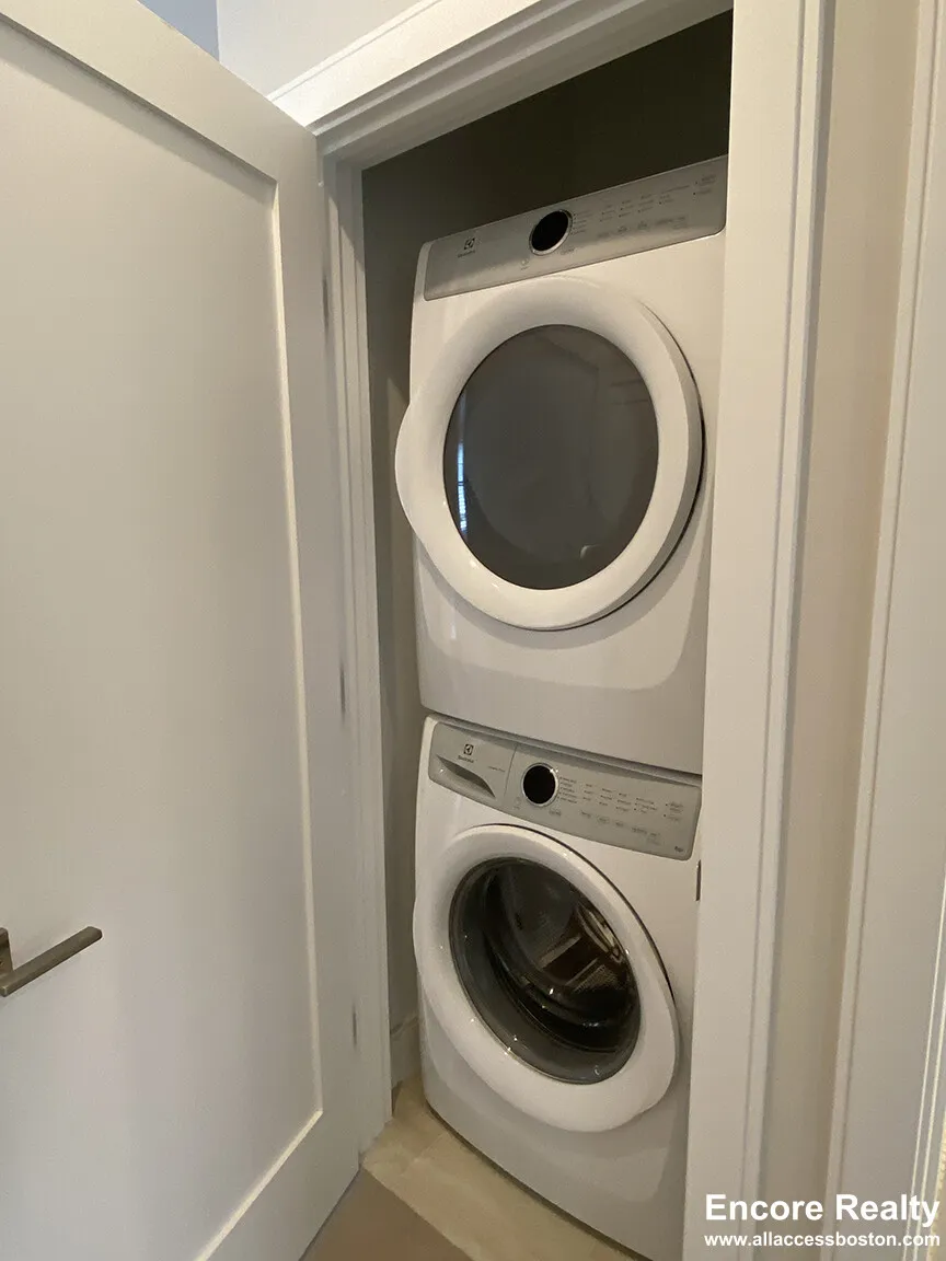 32 Cummins Highway, Roslindale