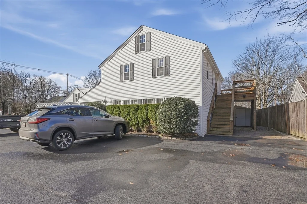 92 Main St, Hopkinton