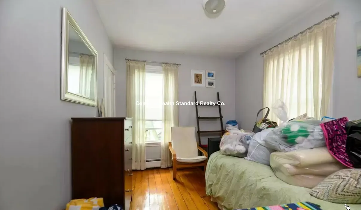 94 Pleasant St, North Brookline