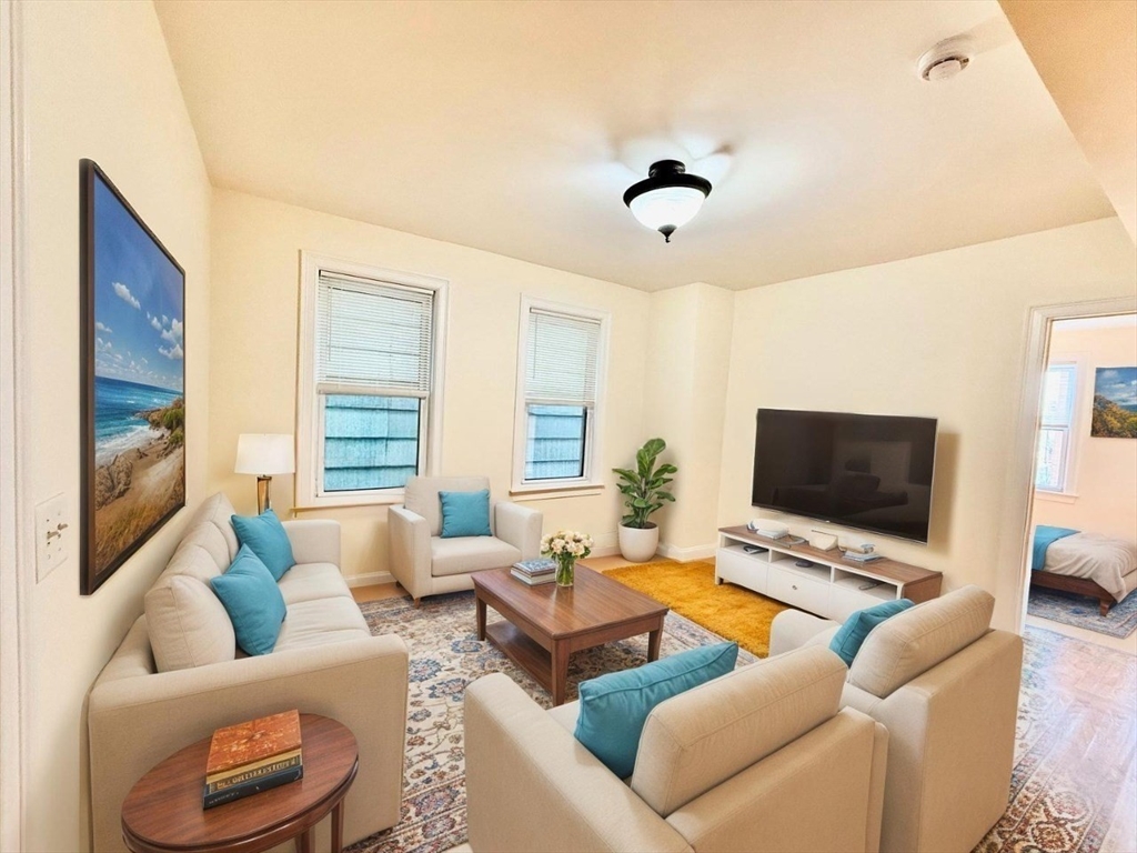 724 Cambridge St, Wellington-Harrington