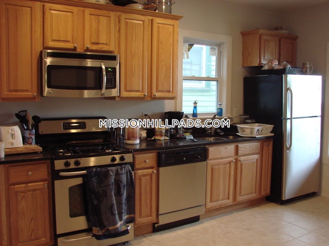 5 bed, 2 bath apartment for rent at 59 Hillside St Unit 3, Mission Hill