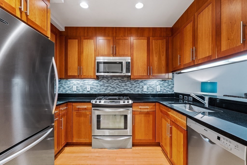 80 Broad St, Waterfront