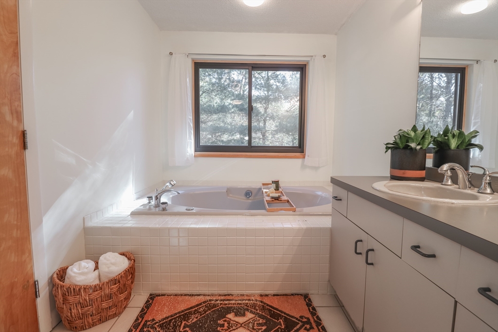 15 Thoreau Dr, Easton