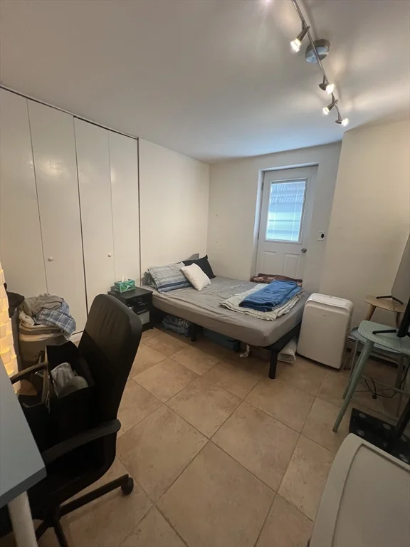 390 Riverway, Mission Hill