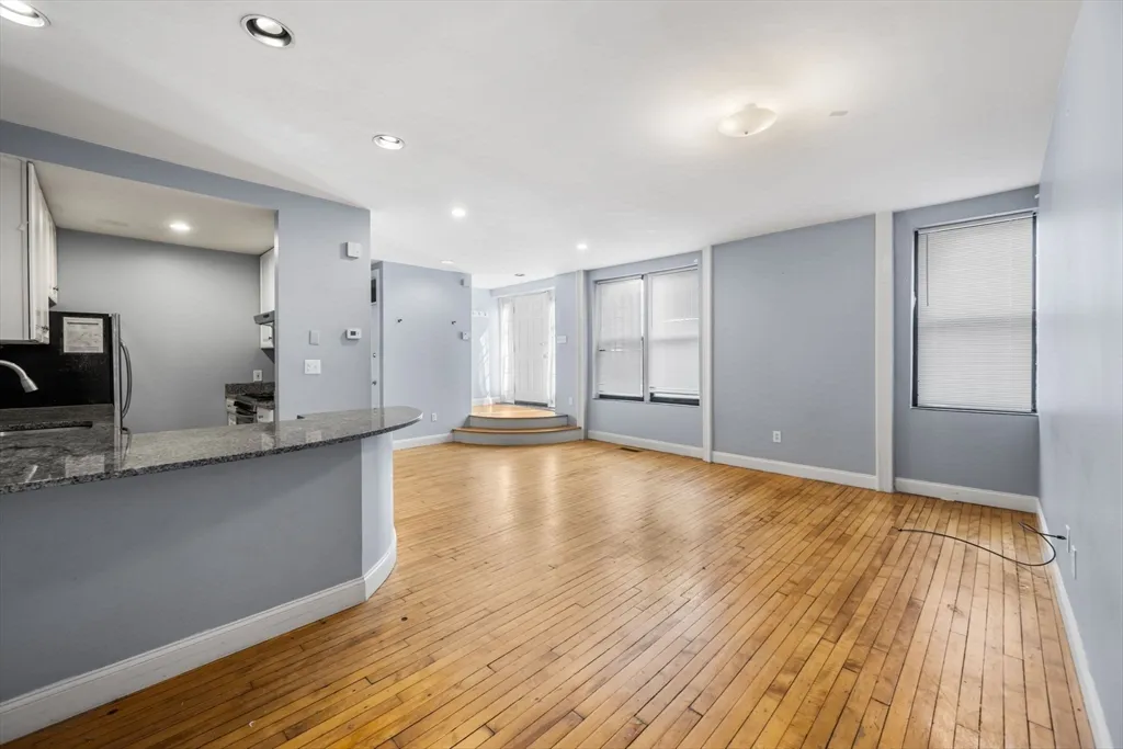 330 1/2 E St, South Boston