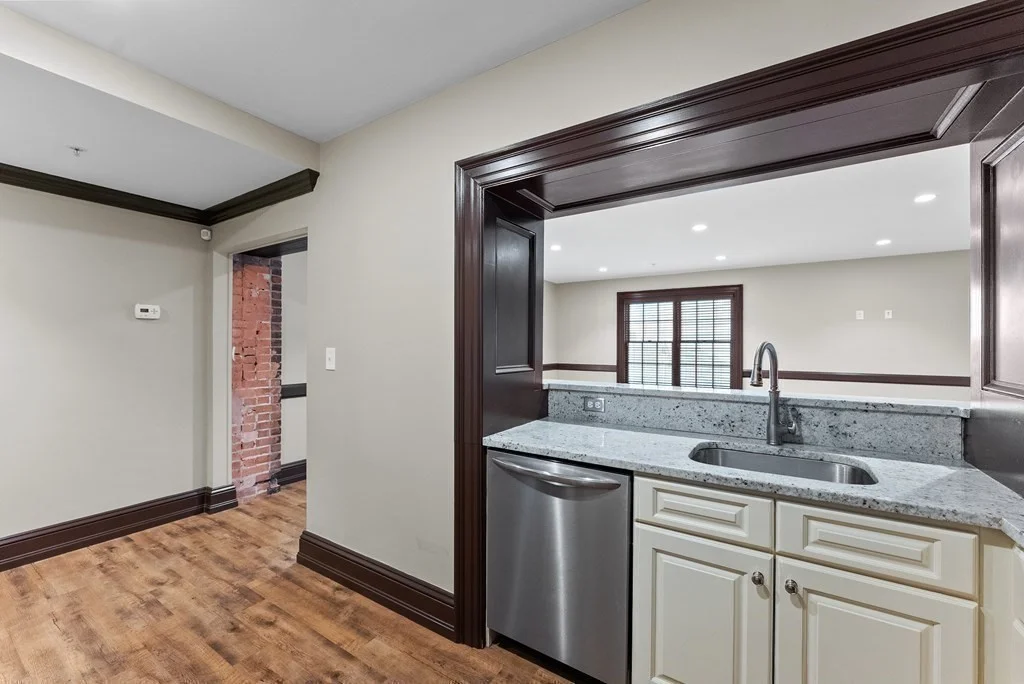 6 Main St Ext, Downtown