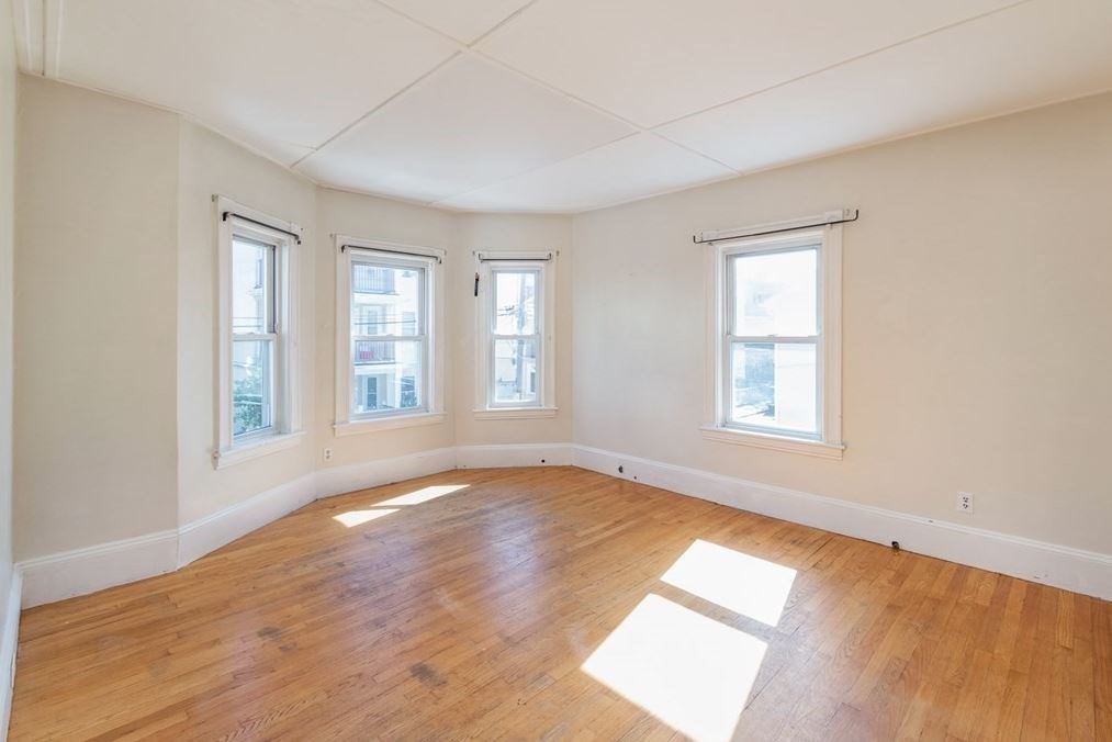 40 Montfern Ave, Oak Square