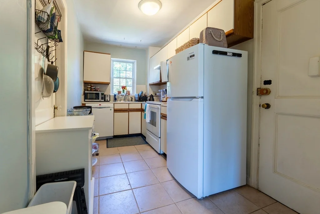 33 Hammond Pond Pkwy, Chestnut Hill