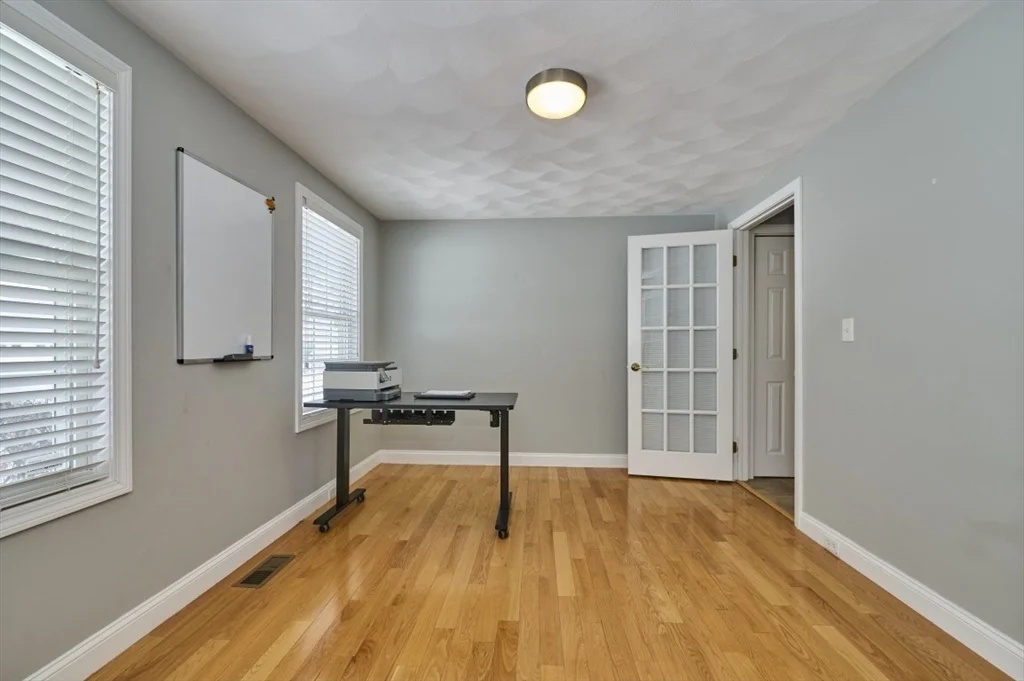 27 Cranberry Ln, Burlington