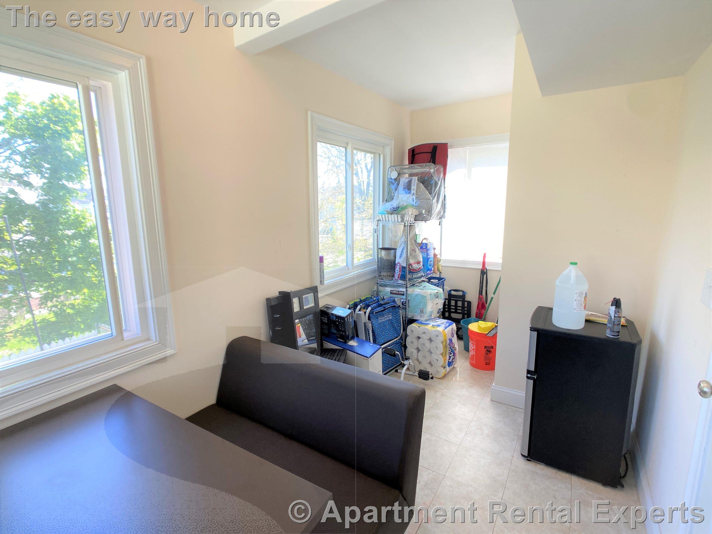 23 Willard Ave, Tufts