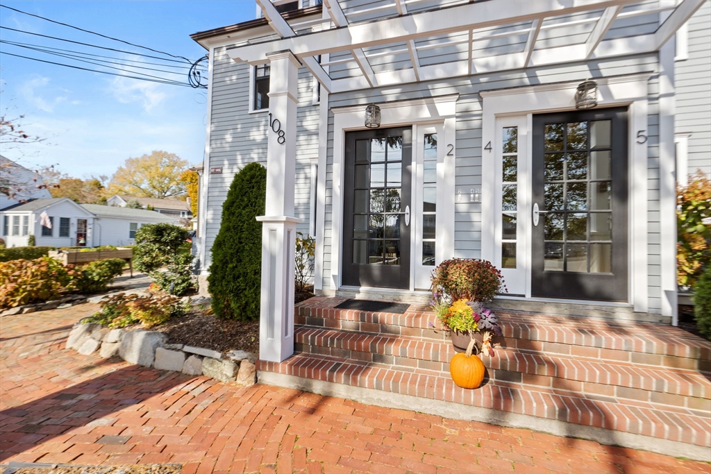 108-110 Elm St, Cohasset