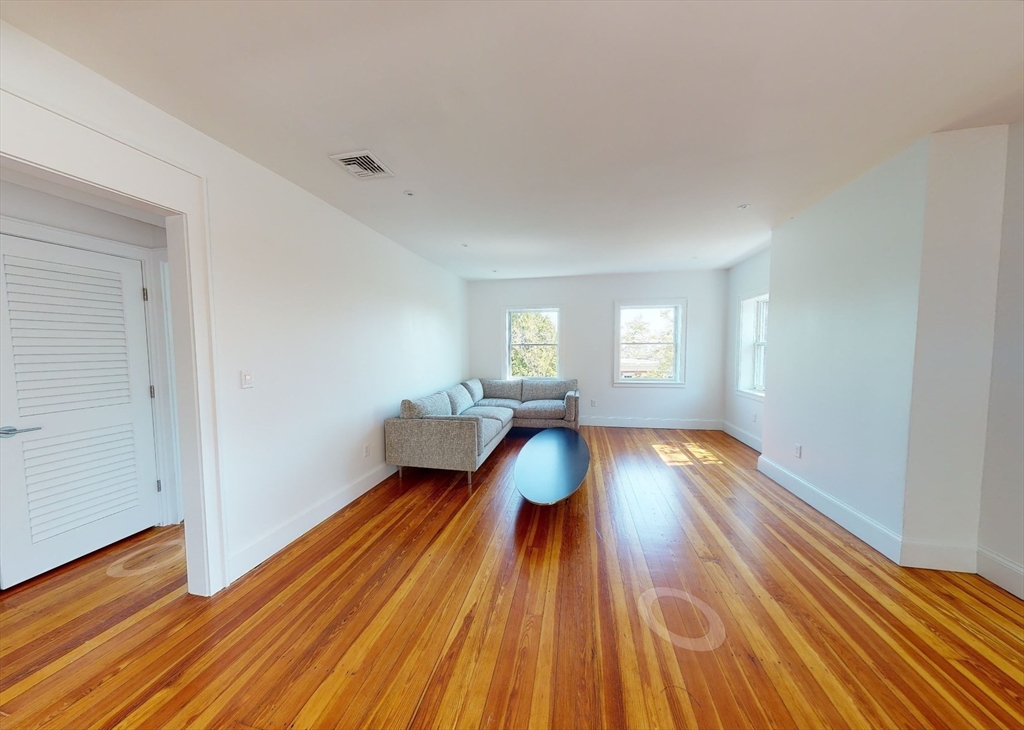 15 Colbourne Crescent, Brookline