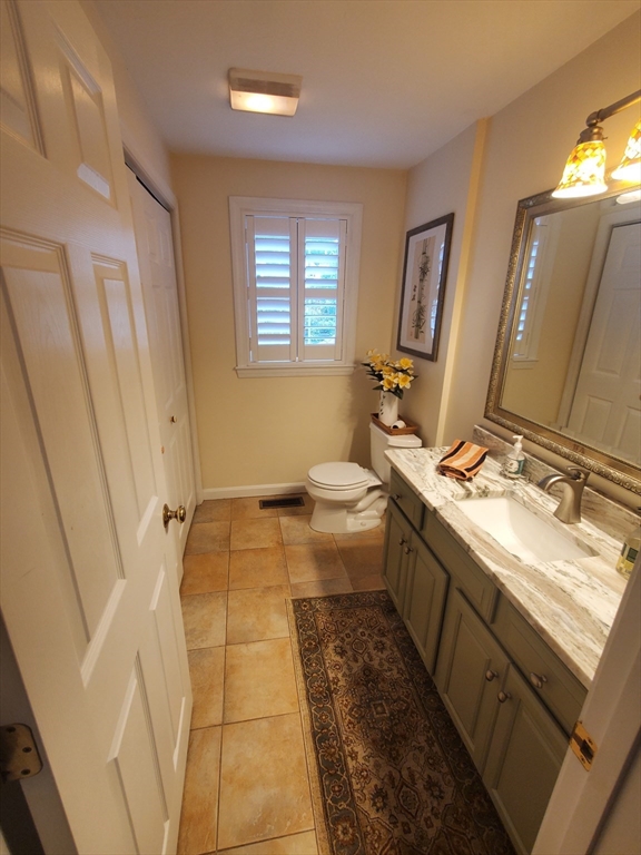 2 Valley Rd, Whitman