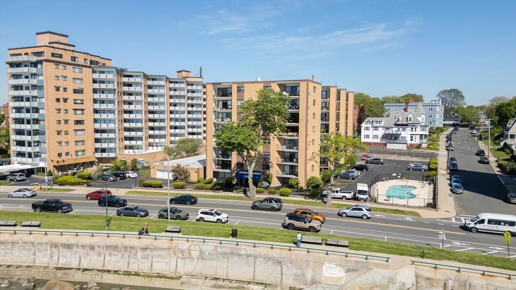 295 Lynn Shore Dr, Diamond District