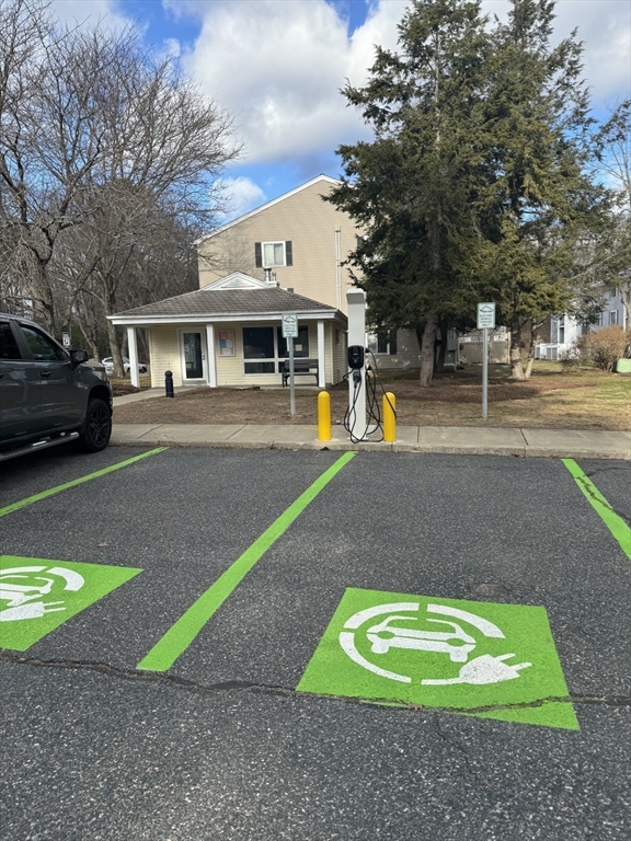 52 Village Brook Ln, Natick