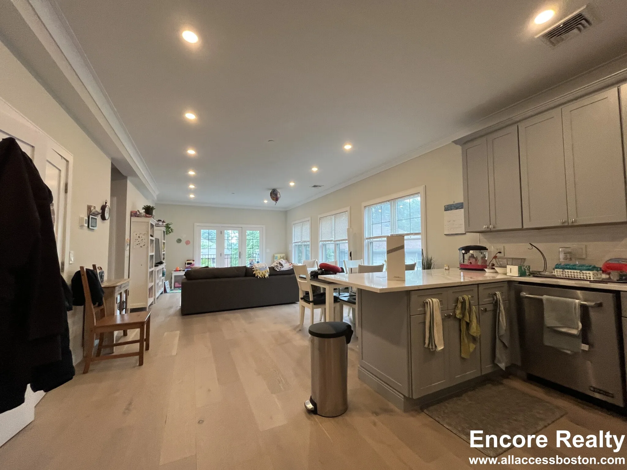 32 Cummins Highway, Roslindale