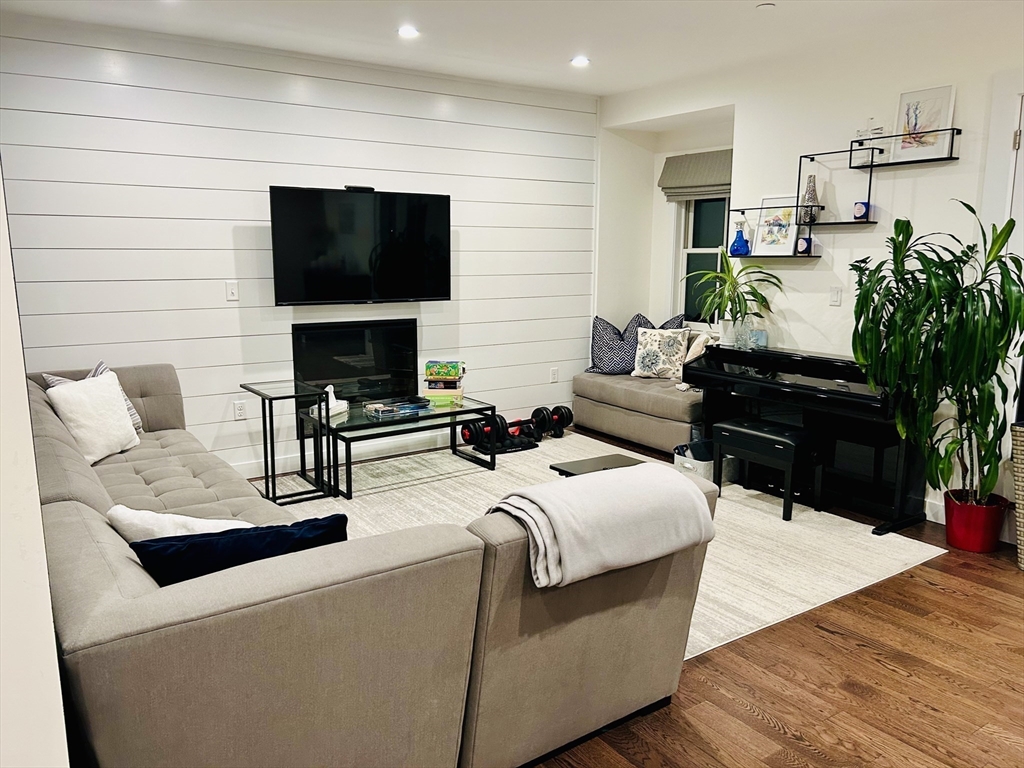 213 E Eagle St, East Boston