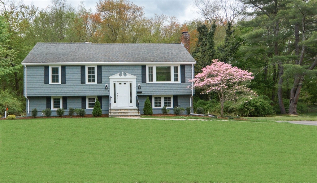 17 Hillside Dr, Beechwood